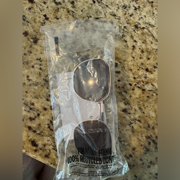 Princess polly sunglasses - Picture 2 of 3